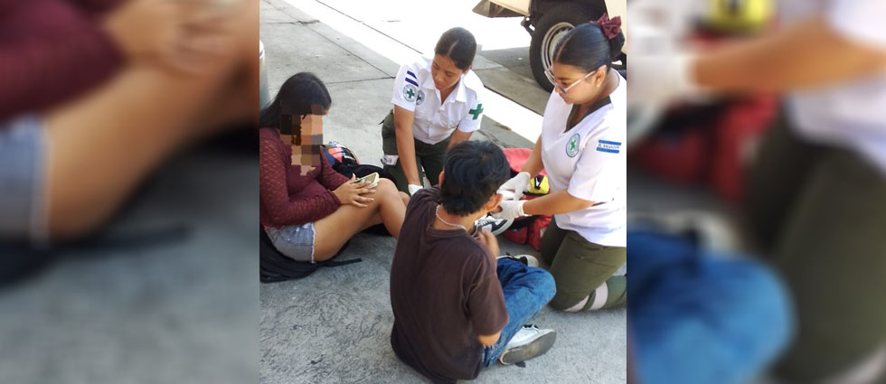Motociclista y su acompañante resultan lesionados tras siniestro vial en carretera Panamericana