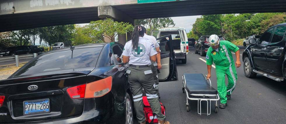 Cruz Verde auxilia a hombre tras presentar crisis de ansiedad en plena vía