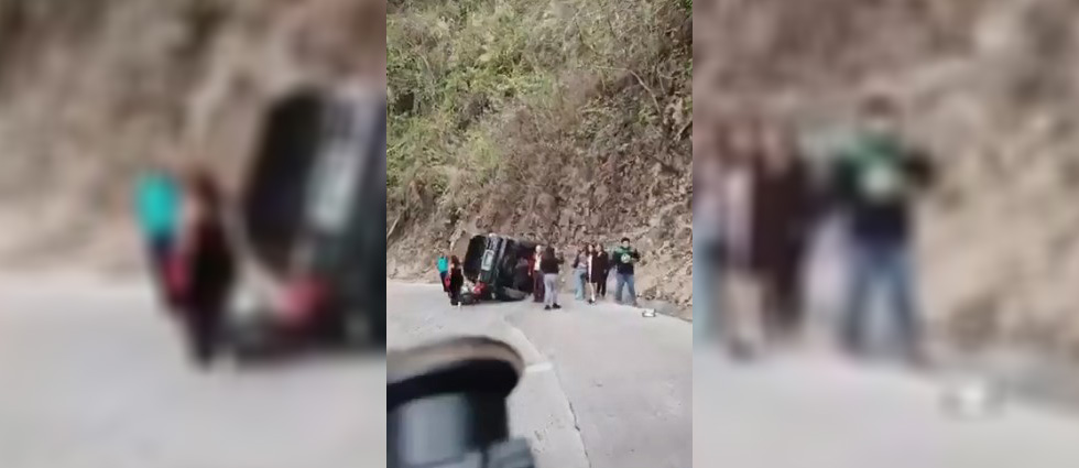 Camioneta cae sobre motociclista tras volcar calle al Pital en Chalatenango
