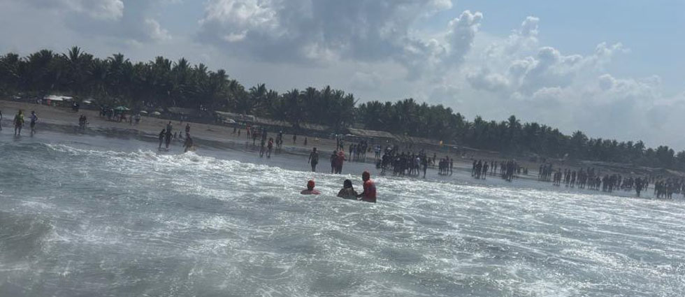 Unidad Acuática de la POLITUR rescata a un adulto y a un menor en aguas profundas en playa Metalío