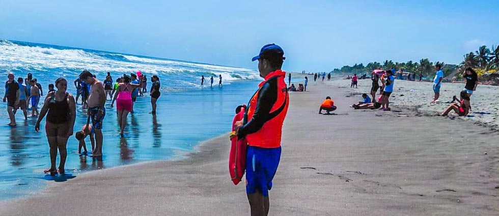 PC recuerda a salvadoreños el significado de los colores de los banderines ubicados en las playas