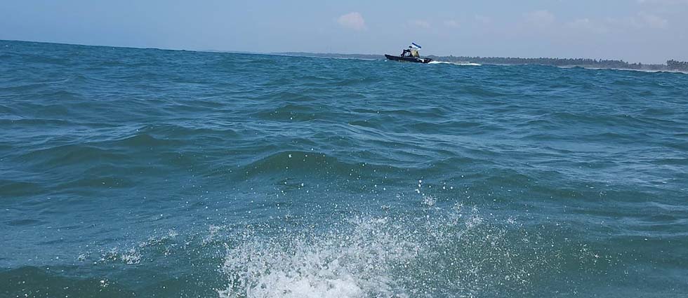 Lancha con 4 personas a bordo vuelca en la bocana de la Barra de Santiago: 3 ya fueron rescatadas