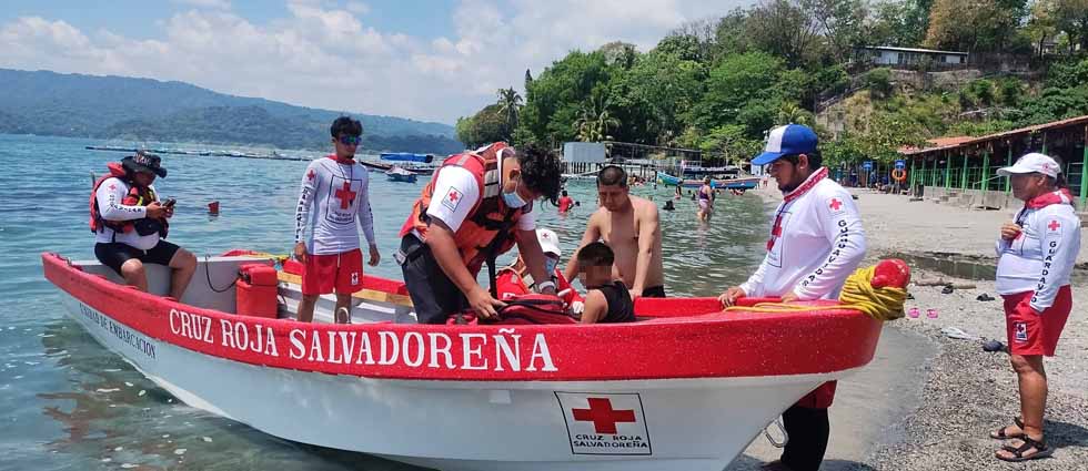 Cruz Roja auxilia a niño que se estaba asfixiando con una espina de pescado en lago de Ilopango