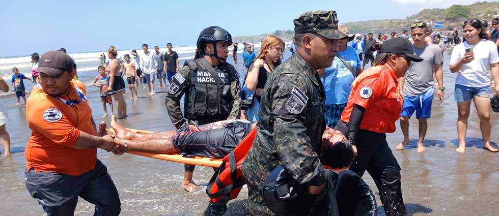 Marina Nacional y socorristas rescatan a 9 personas tras volcar embarcación en playa El Cuco