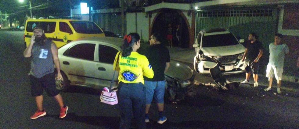 Conductor resulta lesionado tras chocar contra un auto estacionado en San Salvador