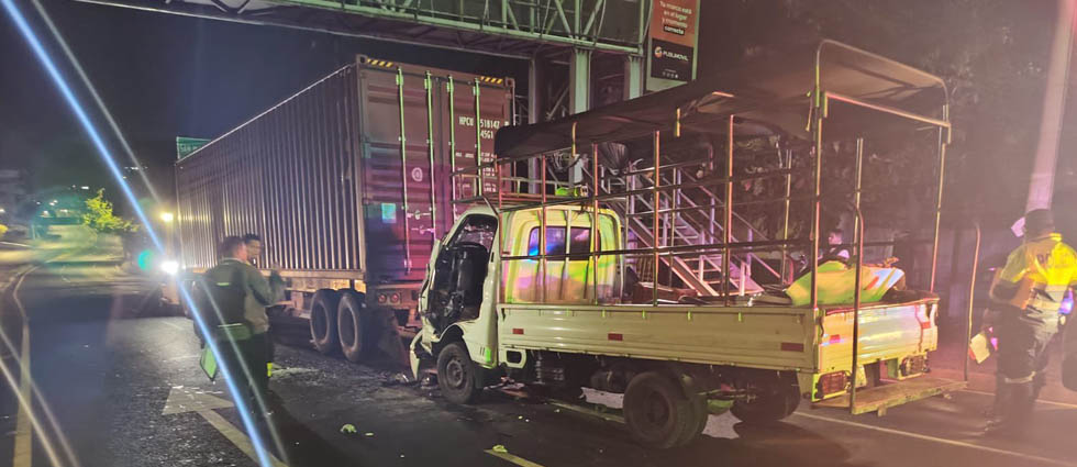 Un lesionado de gravedad deja fuerte choque sobre la 49 avenida Sur, en San Salvador