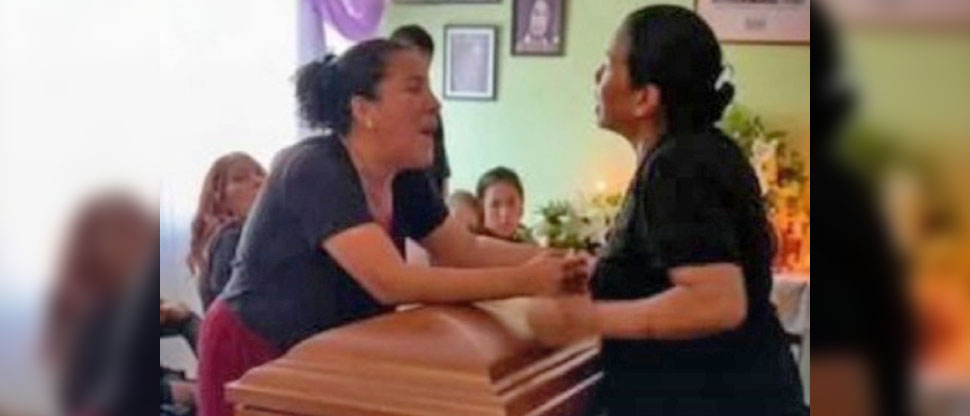 Mujeres pelean sobre el ataúd de un hombre al descubrirse que ambas eran su pareja