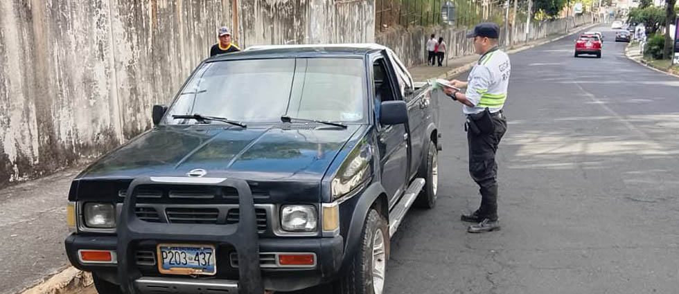 Automovilista ‘se gana’ una multa por $150.00 por usar su celular mientras conduce