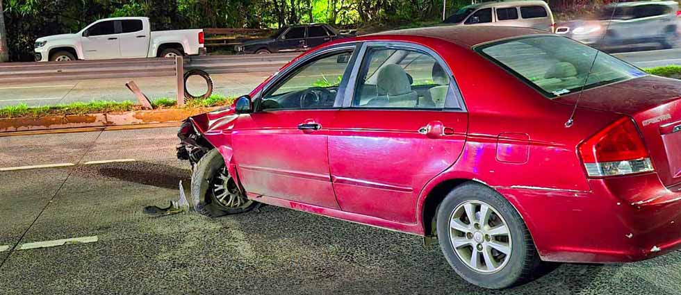 Automovilista sufre accidente tras falla mecánica en el vehículo sobre la autopista a Comalapa