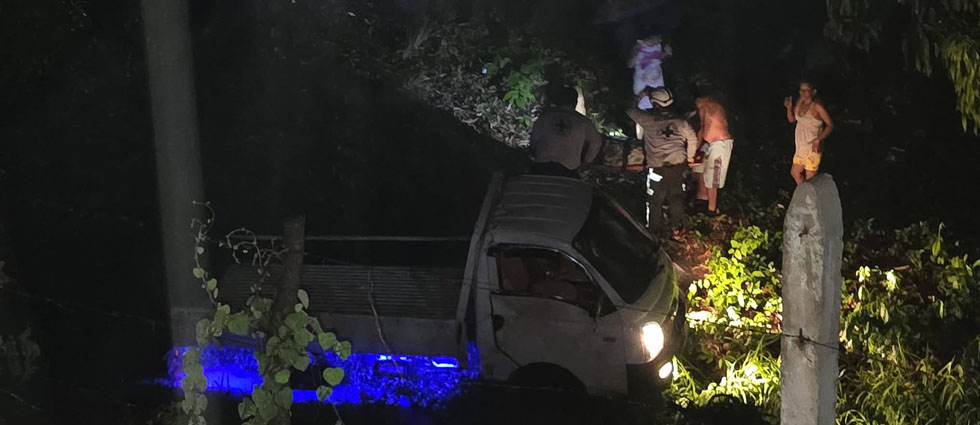 Bebé de 1 año pierde la vida y 5 adultos sufren lesiones luego que automotor se precipitó a un río en La Paz