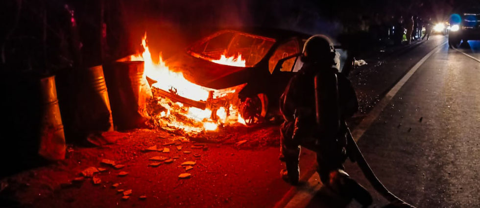 Auto se incendia tras un choque sobre la carretera de Oro