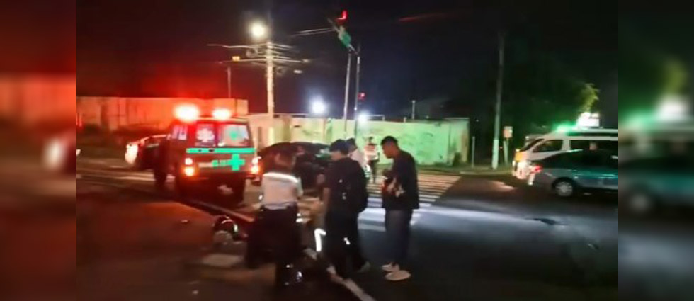 Dos motociclistas resultan lesionados tras chocar sobre calle Los Sisimiles y bulevar de Los Héroes