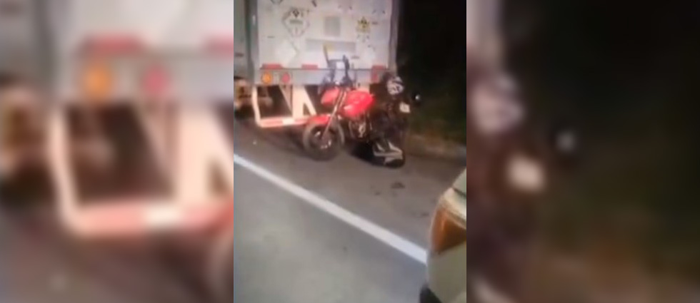 Motociclista impacta contra un camión en Santa Tecla