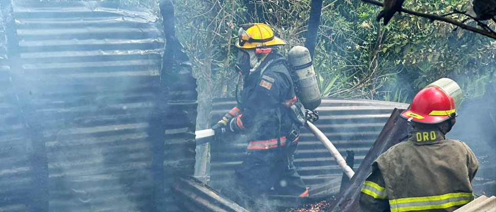 Bomberos sofocan voraz incendio en vivienda construida con lámina y madera