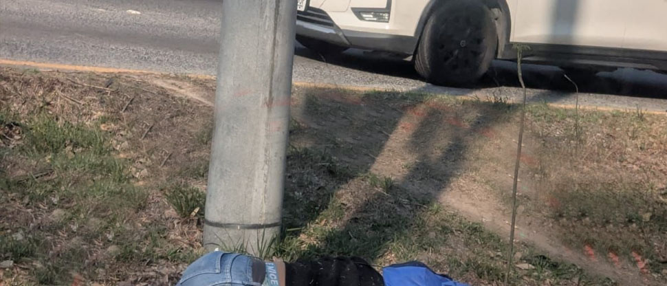 Motociclista queda tendido sobre el pavimento tras accidentarse en autopista a Comalapa
