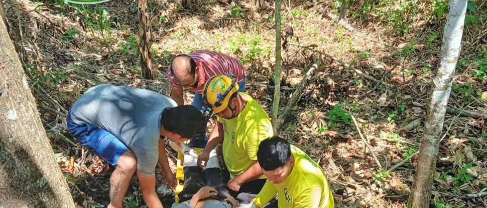 Auxilian a adulto mayor que cayó desde un árbol en Tonacatepeque