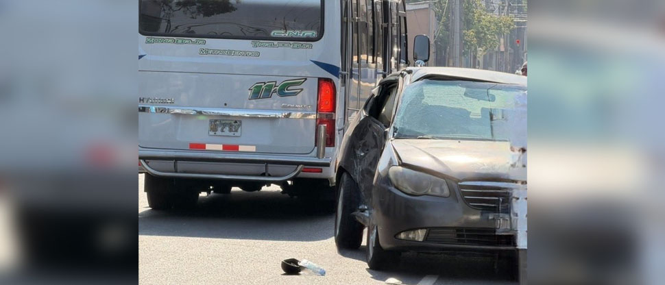 Microbusero y conductor provocan accidente vial en el centro de San Salvador