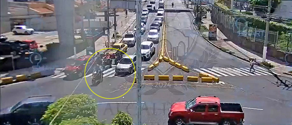 Captan momento cuando conductor distraído choca contra motociclista en Ciudad Merliot