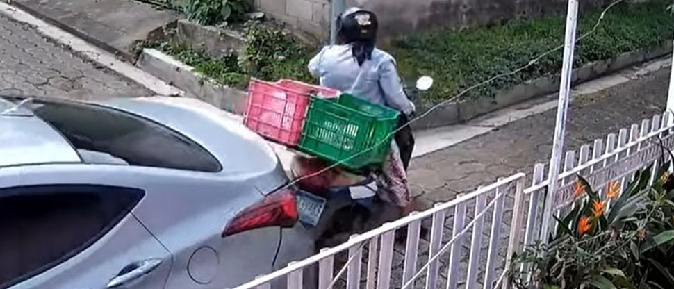 Conductor retrocede vehículo y arrolla a motociclista en Lourdes Colón