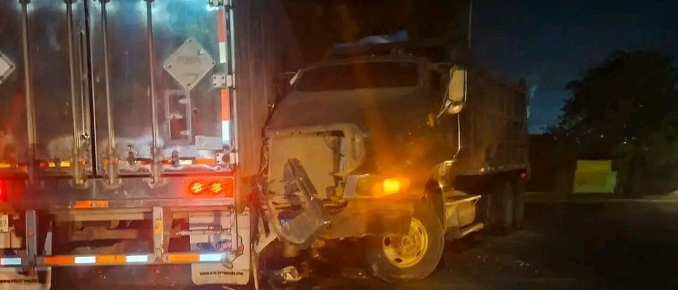 Vehículos de carga pesada chocan y provocan caos vehicular en carretera Panamericana