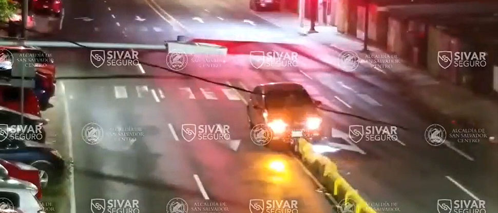 Conductor choca contra separadores de carriles tras manejar de manera extraña