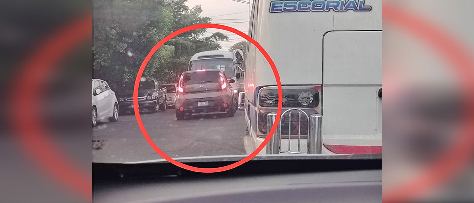 Denuncian a conductor de Kia Soul que invadió carril contrario para evitar la fila vehicular