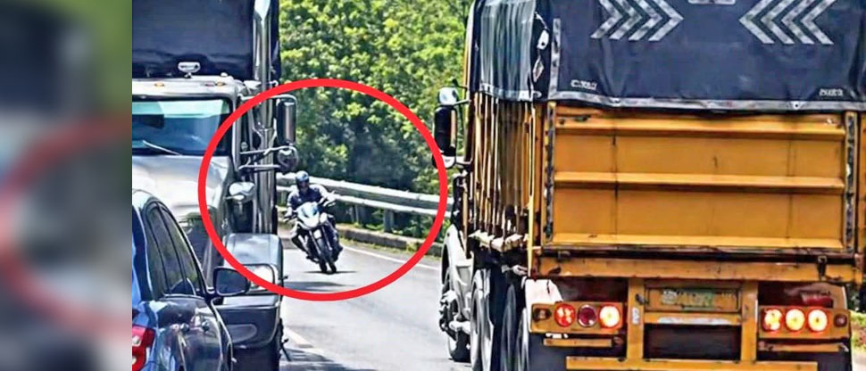 Motociclista invade carril contrario y fallece al chocar contra un camión