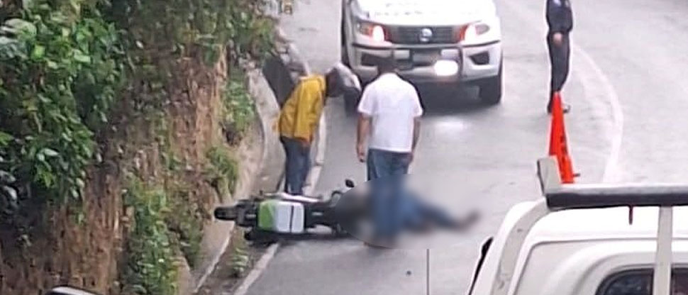 Motociclista queda tendido sobre el pavimento tras accidentarse en calle a San Marcos