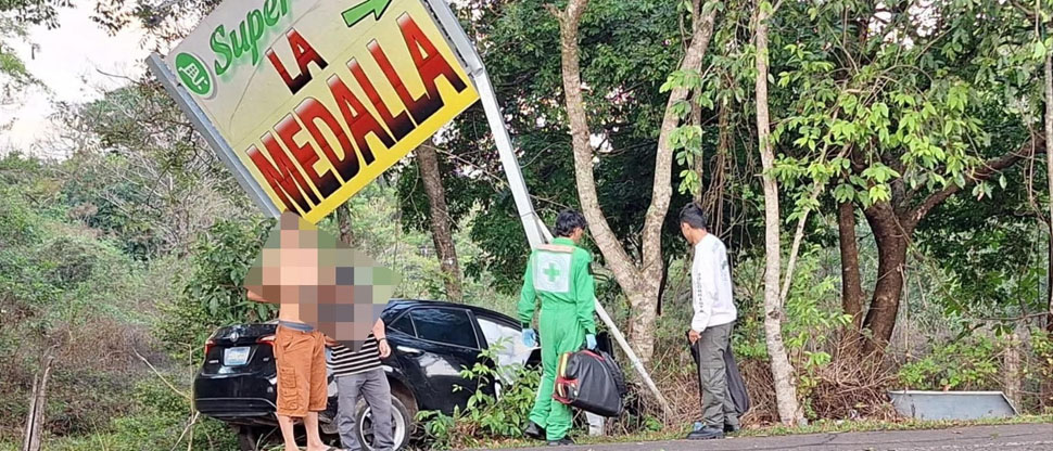 Auxilian a conductor que chocó contra valla publicitaria en Cabañas