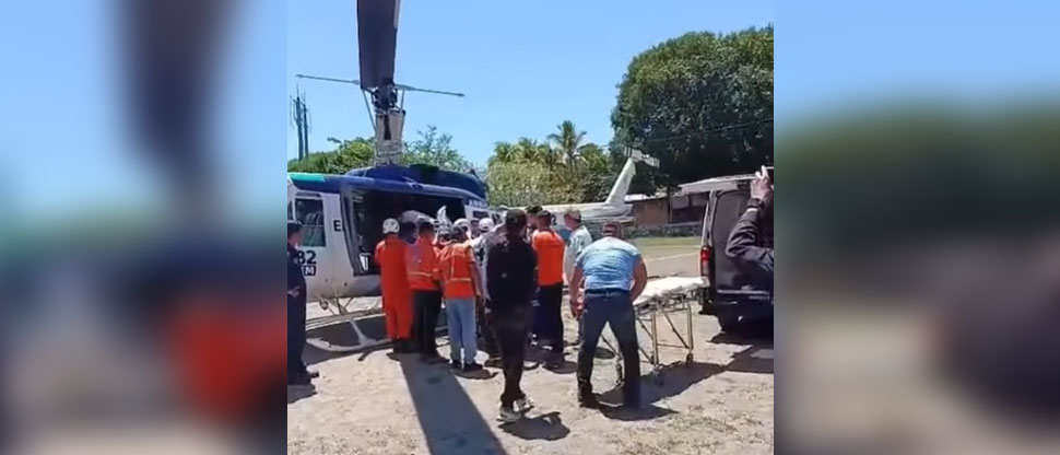 Momento cuando helicóptero del SEM traslada con vida a mujer atropellada en Chalatenango