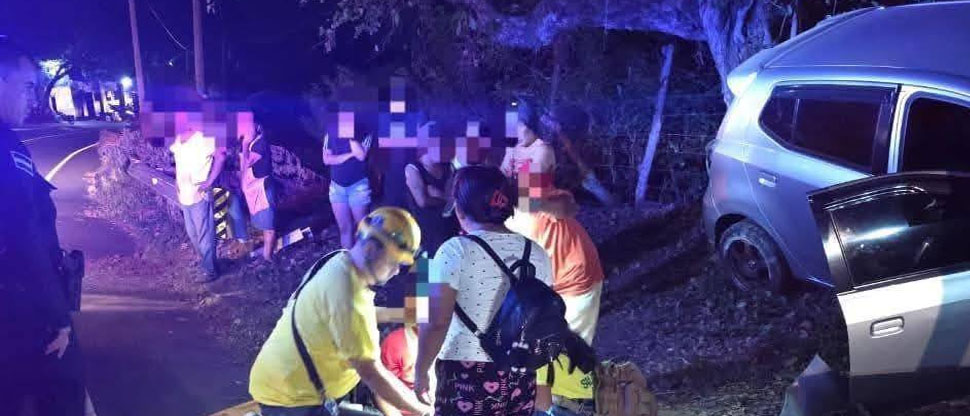Auxilian a conductor que chocó el vehículo contra una vivienda en Sonsonate