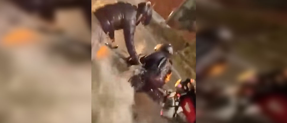 Guatemala: tres motociclistas casi terminan arrastrados tras fuertes inundaciones por lluvias