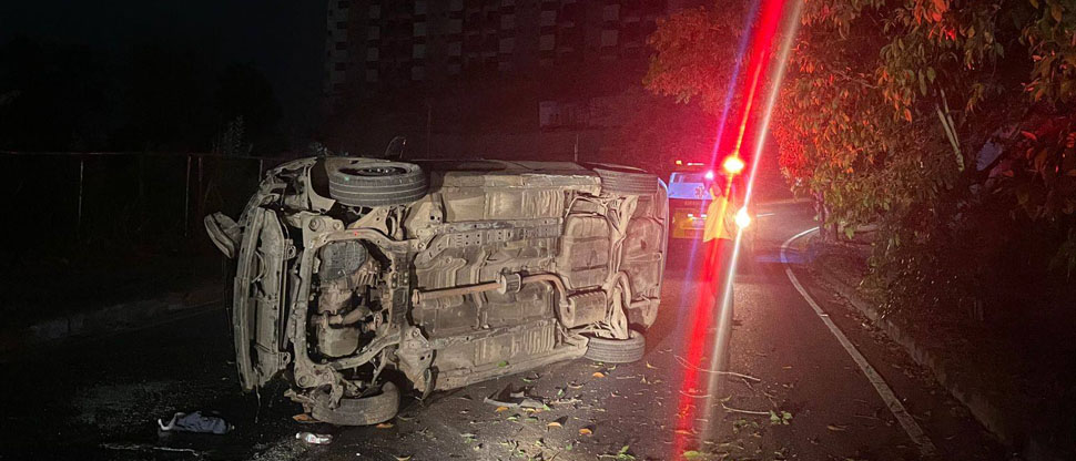 Conductor perdió el control y terminó volcando el vehículo sobre la vía
