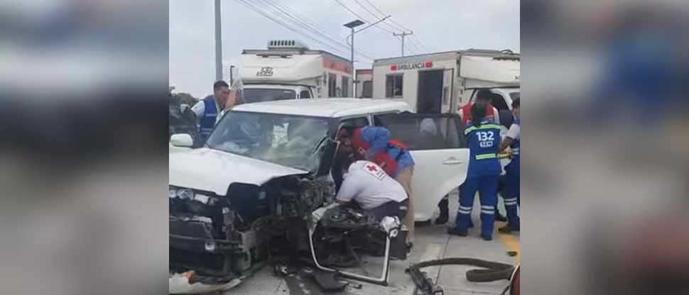 Conductor queda atrapado entre los hierros de su vehículo tras accidentarse en Apopa