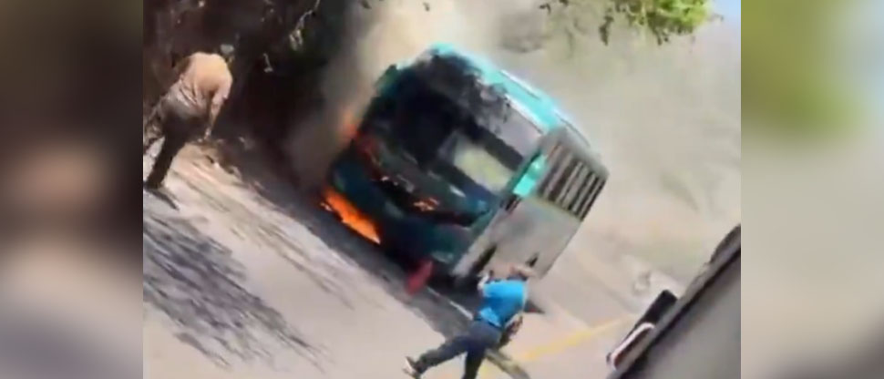Momento cuando autobús de la ruta 324 se incendia en carretera Panamericana