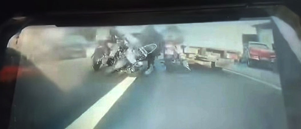 Motociclista que circula entre carriles graba momento cuando otros bikers se accidentan