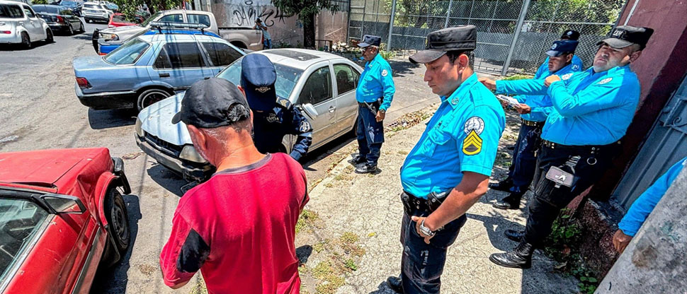 Tras advertencia, retiran vehículos abandonados que obstruían la vía pública