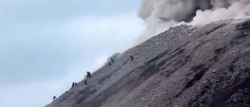 Senderistas casi mueren tras explosión del volcán Santiaguito, Guatemala