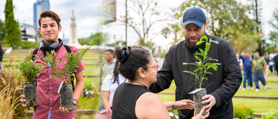 El corazón de El Salvador se pone de color verde en el Día de la Tierra
