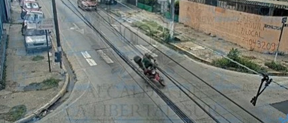 Motociclista sufre aparatoso accidente tras la irresponsabilidad de otro conductor