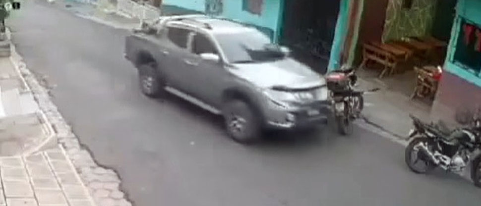 Conductor huye tras chocar su vehículo contra dos motocicletas estacionadas en la vía