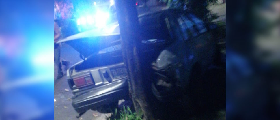 Denuncian a conductor que huyó tras chocar vehículo estacionado en San Salvador