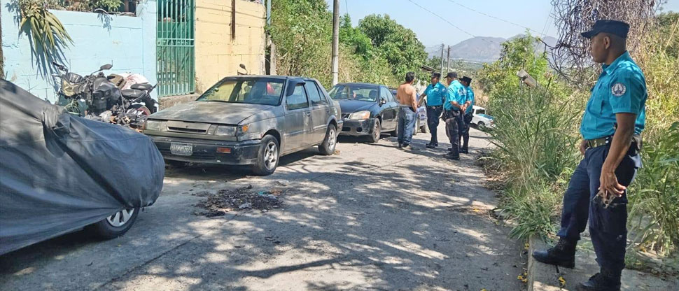 Retiran vehículos estacionados que obstruían la libre circulación en San Salvador