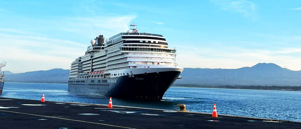 El Salvador recibe crucero con centenares de turistas de todo el mundo