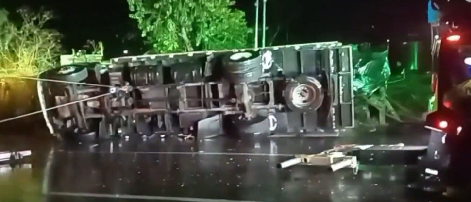 Conductor de camión pierde el control y vuelca en carrera Panamericana