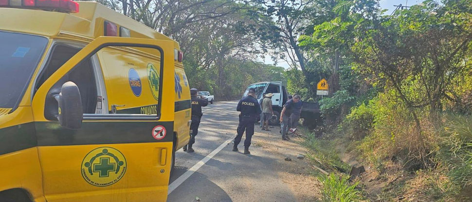 Dos lesionados deja accidente de camión en carretera Litoral