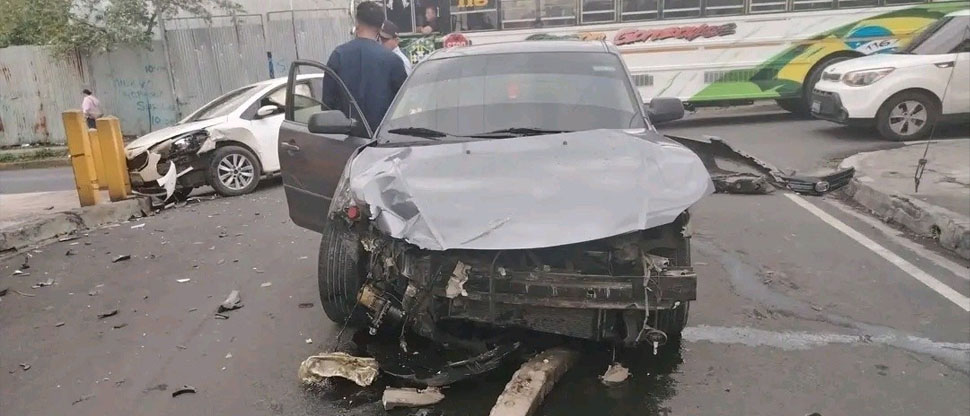 Conductor irrespeta señal de alto y choca contra otro vehículo en San Vicente