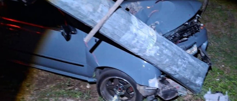 Conductor pierde el control y choca contra poste del tendido eléctrico