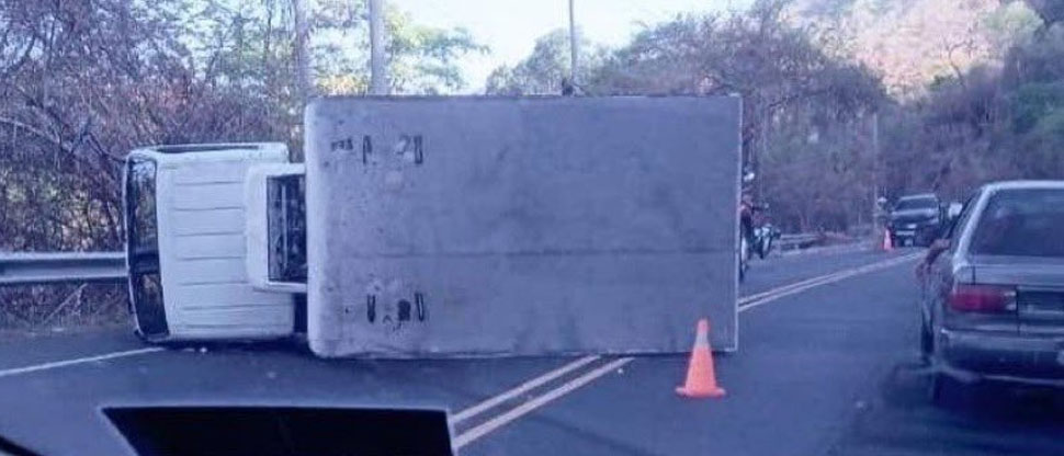 Conducator de camión pierde el control y vuelca en carretera Panamericana