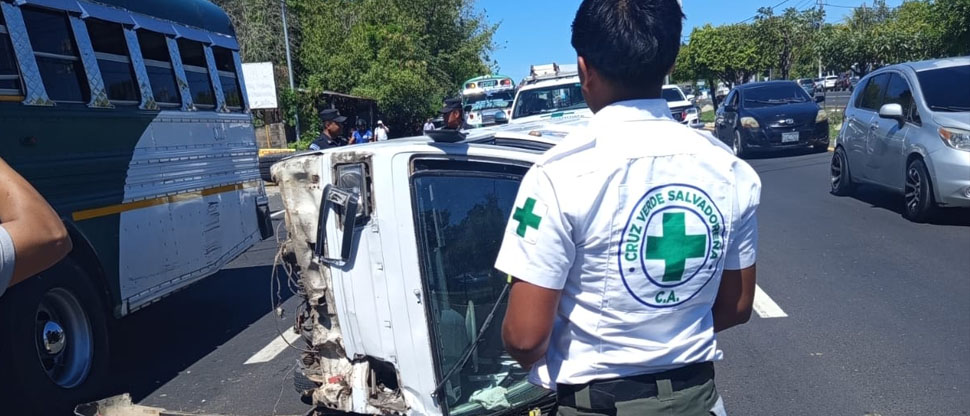 Vehículo vuelca tras fuerte choque en carretera Panamericana